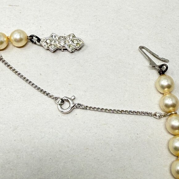 Vintage Faux Pearl Necklace Decorative Rhinestone Clasp Signed Retro Classic - Picture 3 of 11